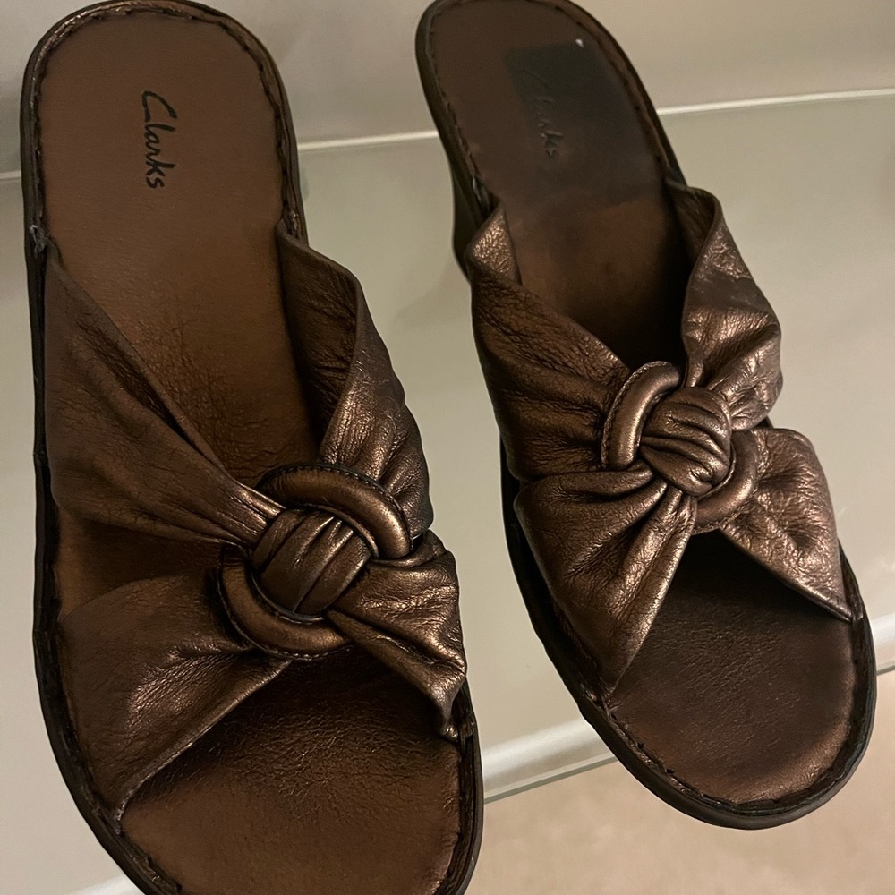 Clarks Vintage Women's Bronze Slide Sandals. Size 9.